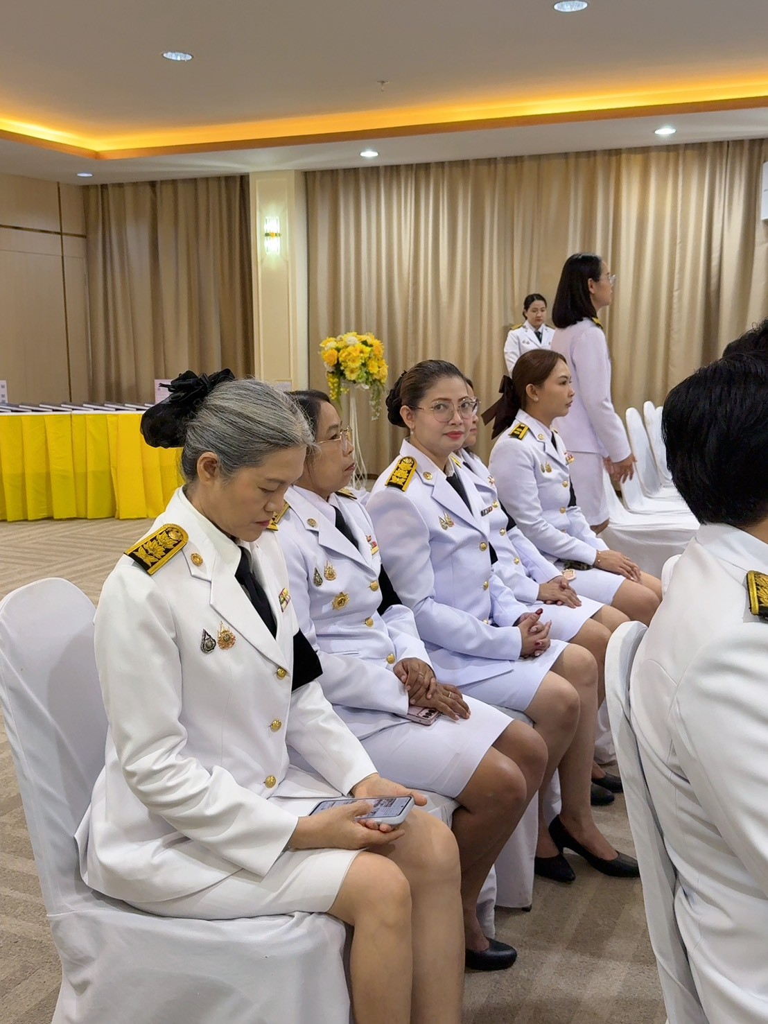 title - วันที่ 2 มีนาคม 2569 เวลา 10.00 น. นายวิทูล ประดิษฐบุญ ปฏิรูปที่ดินจังหวัดปราจีนบุรี มอบหมายให้ เจ้าหน้าที่ ส.ป.ก.ปราจีนบุรี เข้าร่วมพิธีมอบปฏิทินหลวง พุทธศักราช 2569 พระราชทานสำหรับความสุขปีใหม่ เบื้องหน้าพระบรมฉายาลักษณ์  และพิธีมอบหนังสือสารานุกรมไทยสำหรับเยาวชนฯ เล่ม 45 ฉบับพระราชทาน